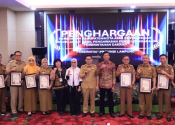 Pj. Sekdaprov Lampung Serahkan Piagam Penghargaan ke Daerah yang Berhasil Selesaikan Pengawasan Penyelenggaraan Pemerintahan Daerah Tahun 2023