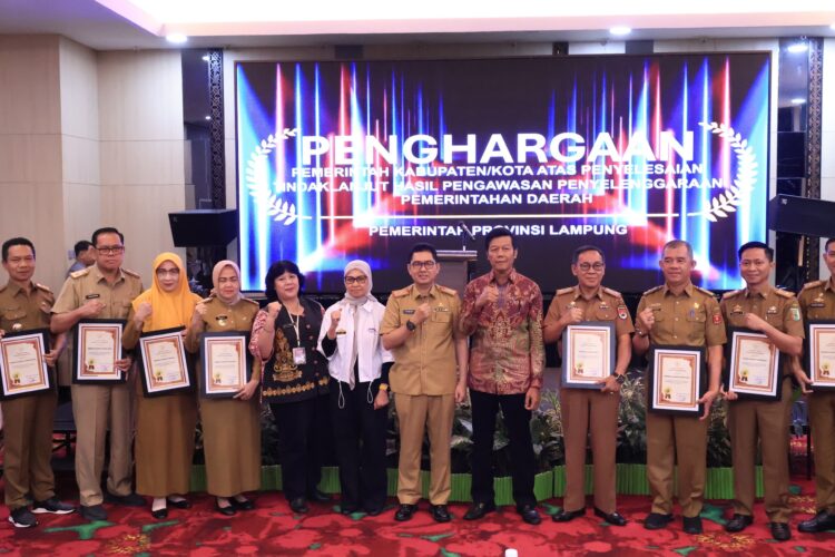 Pj. Sekdaprov Lampung Serahkan Piagam Penghargaan ke Daerah yang Berhasil Selesaikan Pengawasan Penyelenggaraan Pemerintahan Daerah Tahun 2023