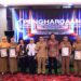 Pj. Sekdaprov Lampung Serahkan Piagam Penghargaan ke Daerah yang Berhasil Selesaikan Pengawasan Penyelenggaraan Pemerintahan Daerah Tahun 2023