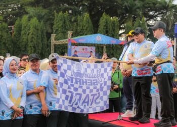 Pj. Gubernur Samsudin Lepas Peserta Jalan Sehat HUT Korpri ke-53