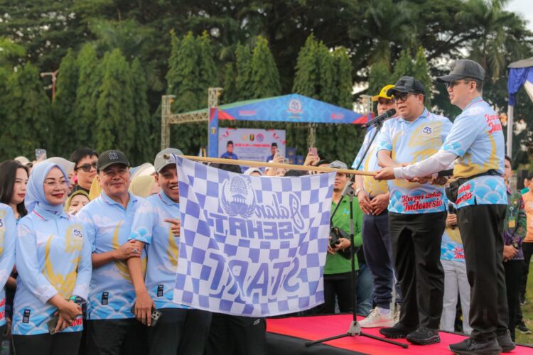 Pj. Gubernur Samsudin Lepas Peserta Jalan Sehat HUT Korpri ke-53