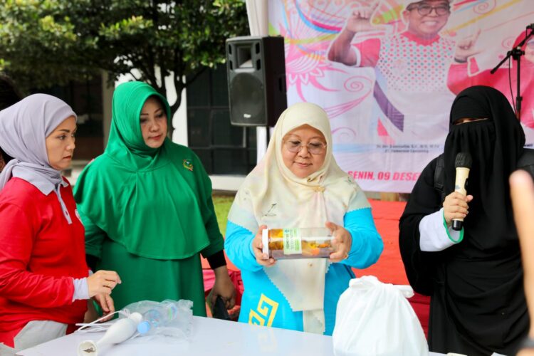 Hari Ibu ke-96 Pj Ketua Tp-PKK Lampung Buka Pelatihan Pembuatan Eco Enzym 