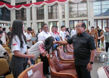 Pj. Gubernur Lampung Serahkan Tali Asih Untuk Atlet, Pelatih dan Official Peraih Juara Umum IOMBF Piala Kemenpora