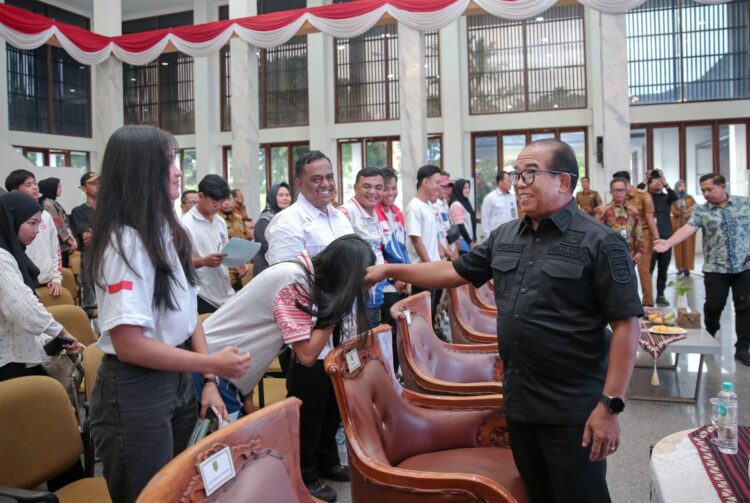 Pj. Gubernur Lampung Serahkan Tali Asih Untuk Atlet, Pelatih dan Official Peraih Juara Umum IOMBF Piala Kemenpora