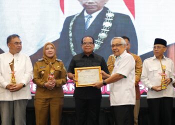 Pj.Gubernur Samsudin Raih Penghargaan Tokoh Peduli Pertanian di Perpadi Lampung Award