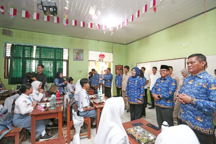 Pj. Gubernur Samsudin Tinjau Pelaksanaan Program Makan Bergizi Gratis di SMA Negeri Bandar Lampung