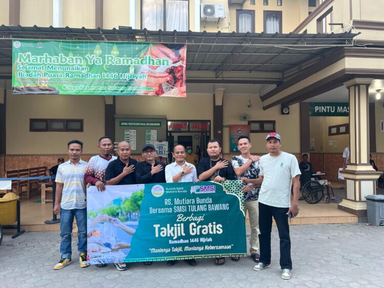RS Mutiara Bunda Bersama SMSI Bagi Takjil Gratis