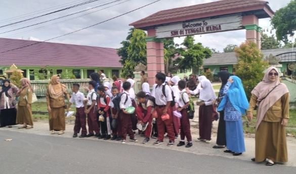Tanamkan nilai kepedulian, Siswa-siswi SDN1 Tunggal Warga Berbagi Takjil dibulan Suci Ramadhan