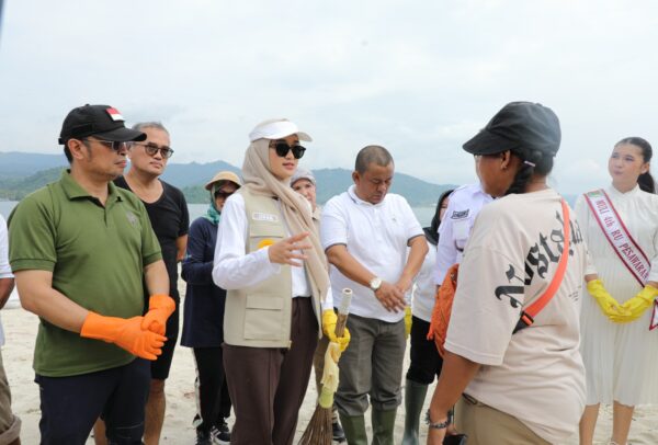 Wagub Lampung Pimpin Aksi Bersih-bersih Pesisir Pesawaran