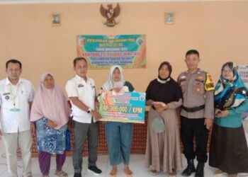 Kepala kampung Tri Dharma Wira Jaya Bagikan BLT-DD Tahun 2025