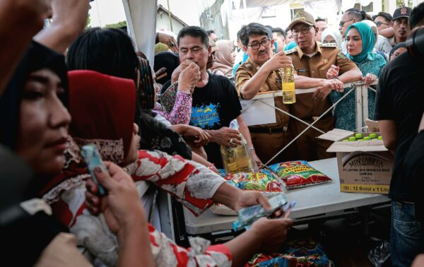 Gubernur Lampung Tinjau Pasar Murah di Kota Bumi