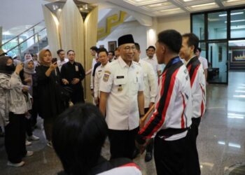 Gubernur Mirza Serahkan Bonus kepada Atlet Berprestasi Lampung di Ajang Pekan Paralimpiade Nasional XVII Tahun 2024