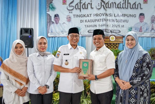 Gubernur Mirza dan Istru Safari Ramadan ke Pringsewu