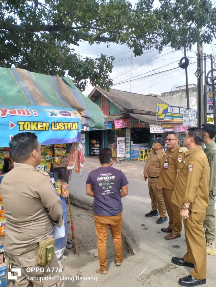 Kecamatan Banjar Agung bersama Tim DLHD Kabupaten Tulangbawang melakukan sosialisasi terkait penebangan pohon di unit Dua