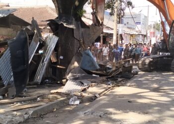 Demi keindahan pasar unit Dua DLHD Tuba bersama kadis lakukan Pemangkasan Pohon serta penataan Pedagang