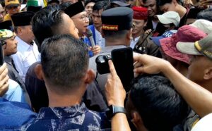 Ditengah Kericuhan Gubernur Mirza Temui Demo Aliansi Petani Singkong Lampung