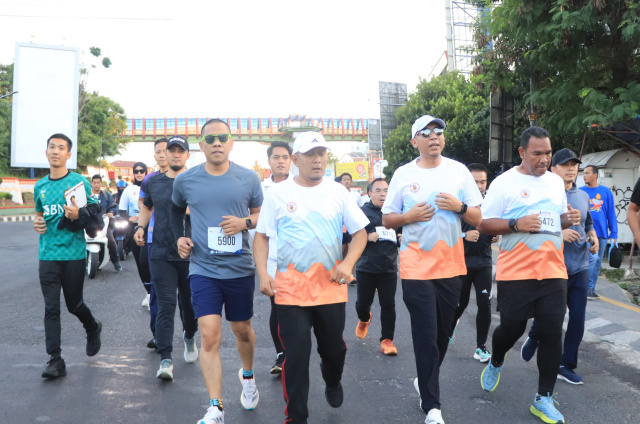 Gubernur Mirza Berbaur dengan Ribuan Masyarakat Ikuti IBI Run 2025