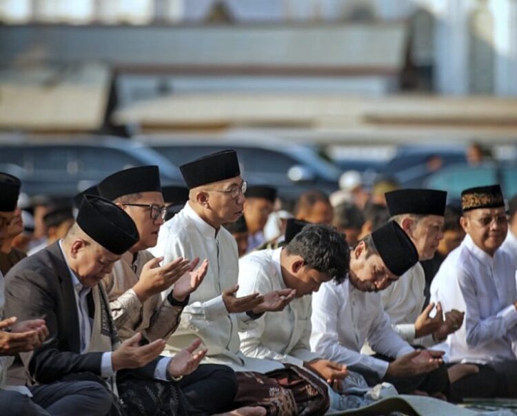Gubernur Mirza Sholat Idul Adha Bersama Ribuan Masyarakat di Lapangan Saburai Bandar Lampung