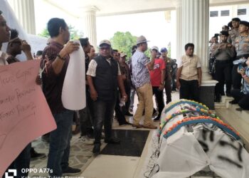 Keranda mayat jadi saksi aksi damai di kantor Bupati Tuba