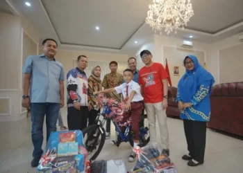 Gubernur Mirza Beri Hadiah Atas Aksi Viral Raihan Panjat Tiang Bendera di Lampung Selatan