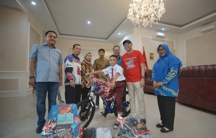 Gubernur Mirza Beri Hadiah Atas Aksi Viral Raihan Panjat Tiang Bendera di Lampung Selatan