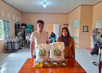 Bantuan Pangan Kementerian Sosial di kampung Tri Tunggal Jaya Sukses disalurkan