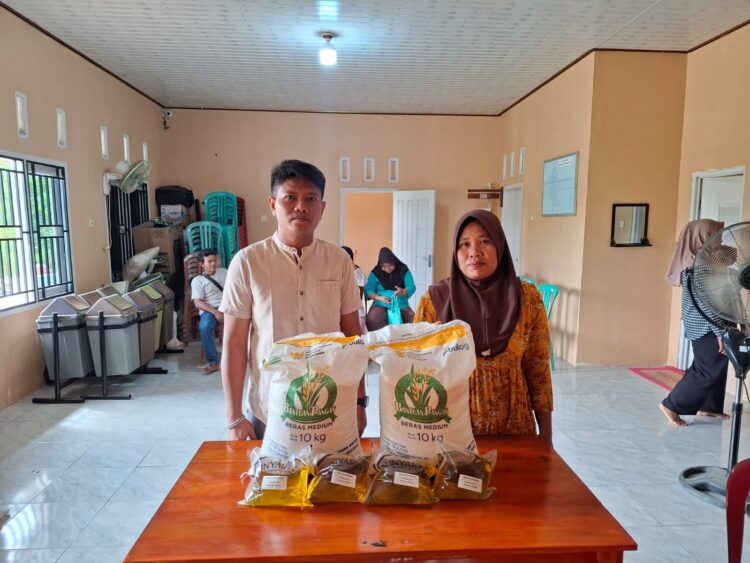 Bantuan Pangan Kementerian Sosial di kampung Tri Tunggal Jaya Sukses disalurkan