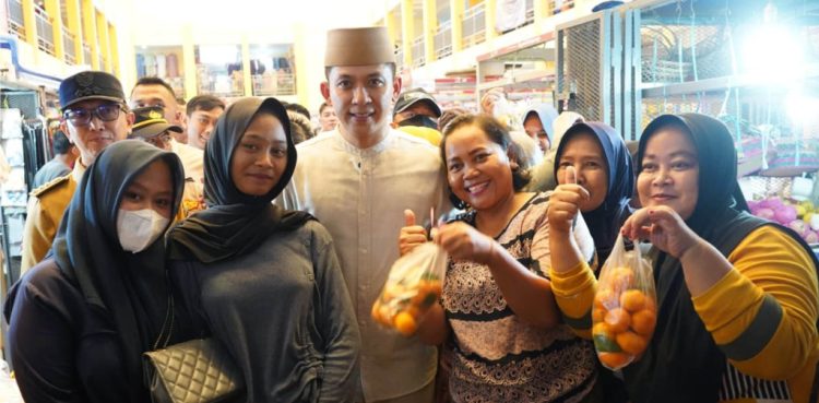 Bupati Egi Turun ke Pasar Natar, Pastikan Harga Sembako Tetap Stabil Jelang Lebaran 1447 H