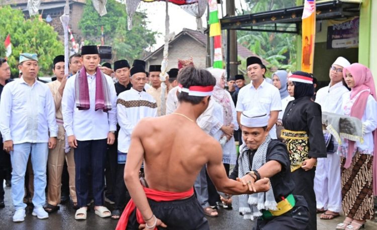 Tetap Meriah di Tengah Hujan, Bupati Radityo Egi Hadiri Sedekah Bumi ke-206